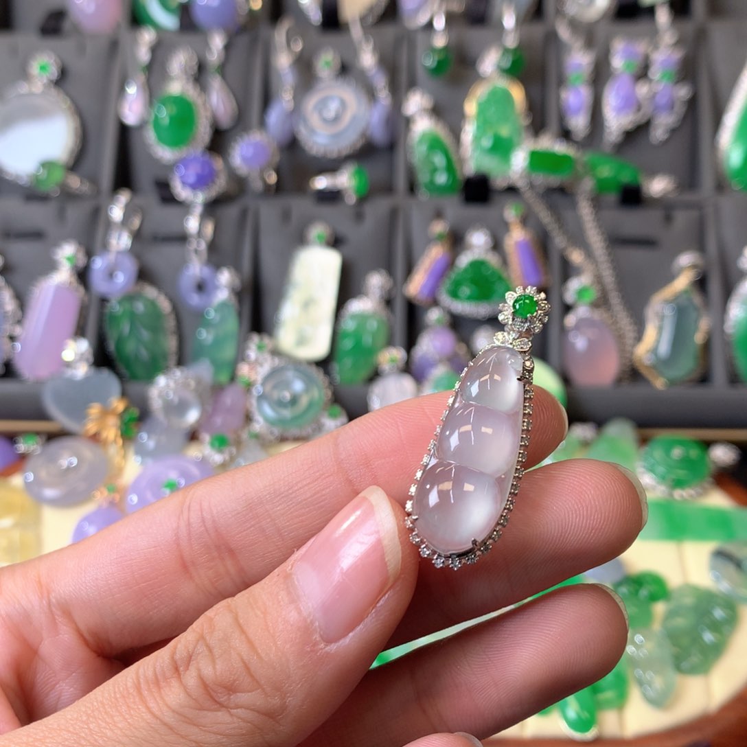 翡翠颈饰18K金镶嵌吊坠