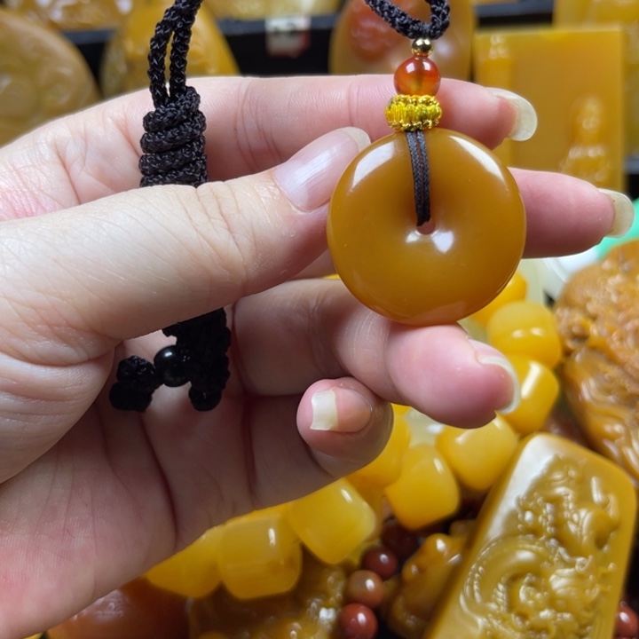 胖***活石英质玉未镶嵌颈饰