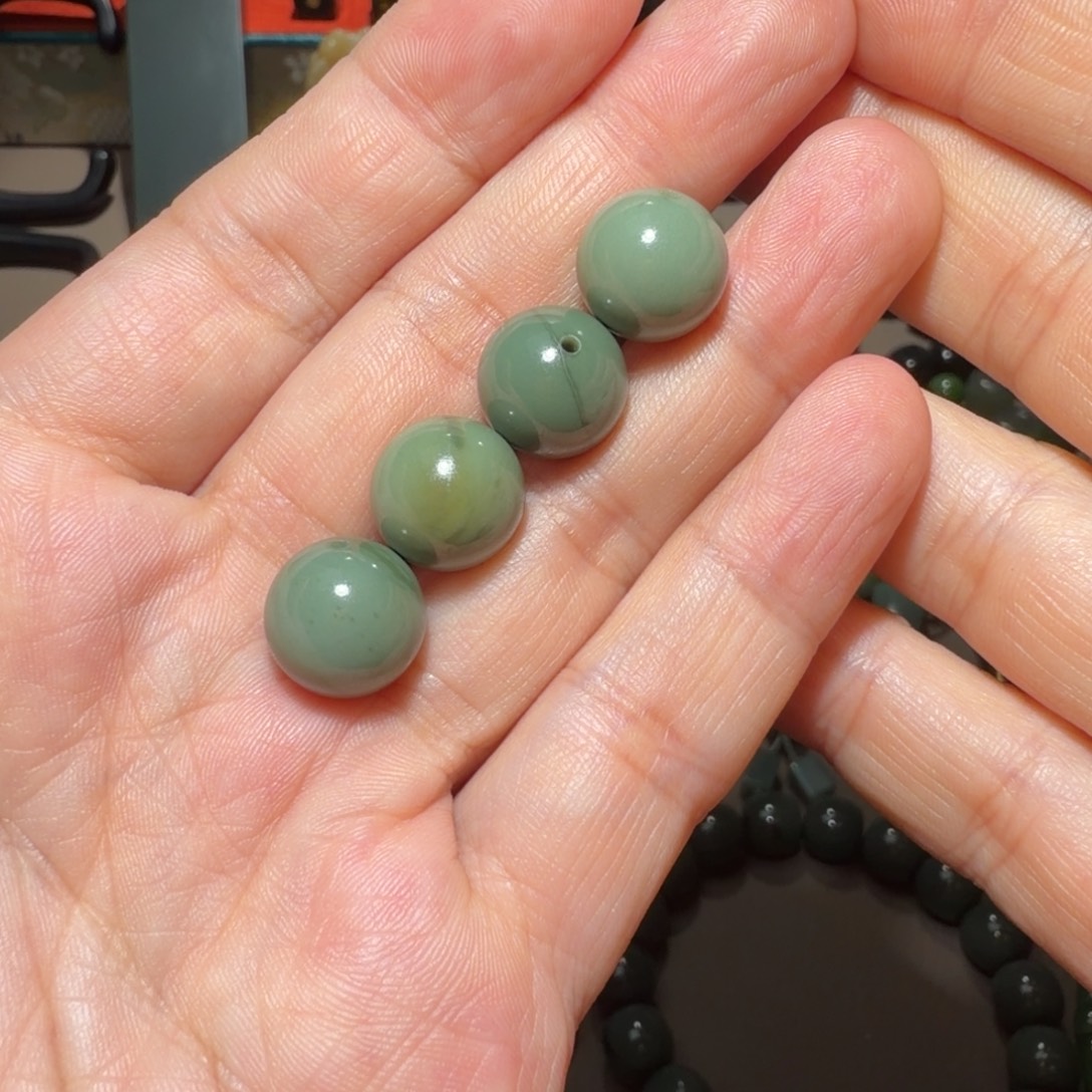 江***娇和田玉未镶嵌颈饰