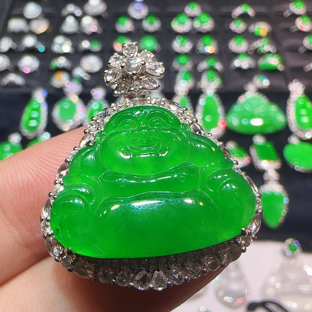 翡翠18K金镶嵌颈饰吊坠