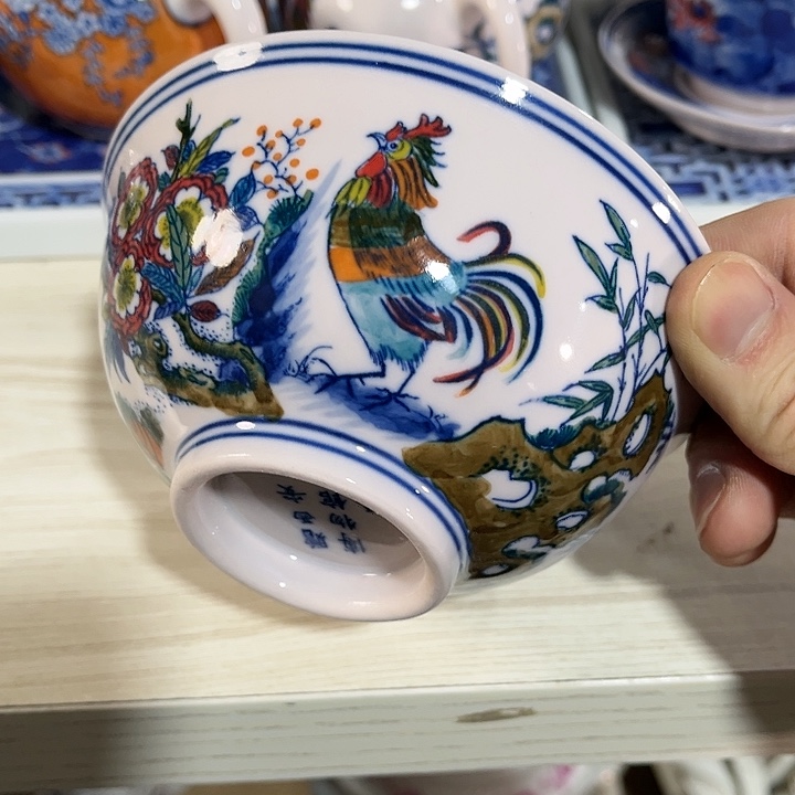 瓷片////直径12.5厘米。红西西。