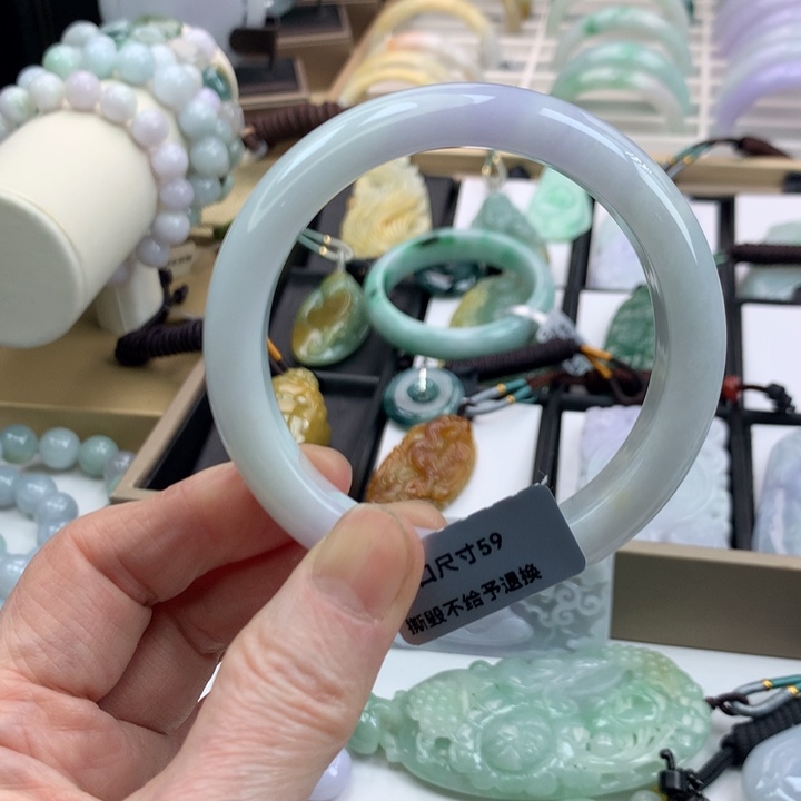 翡翠手镯未镶嵌吊坠