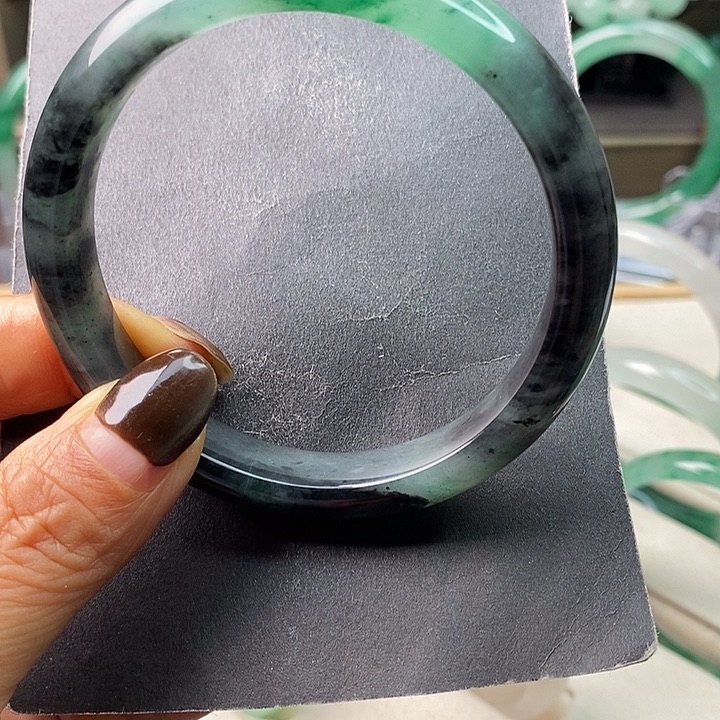 吴***玮石英质玉（非洲翠）未镶嵌手镯