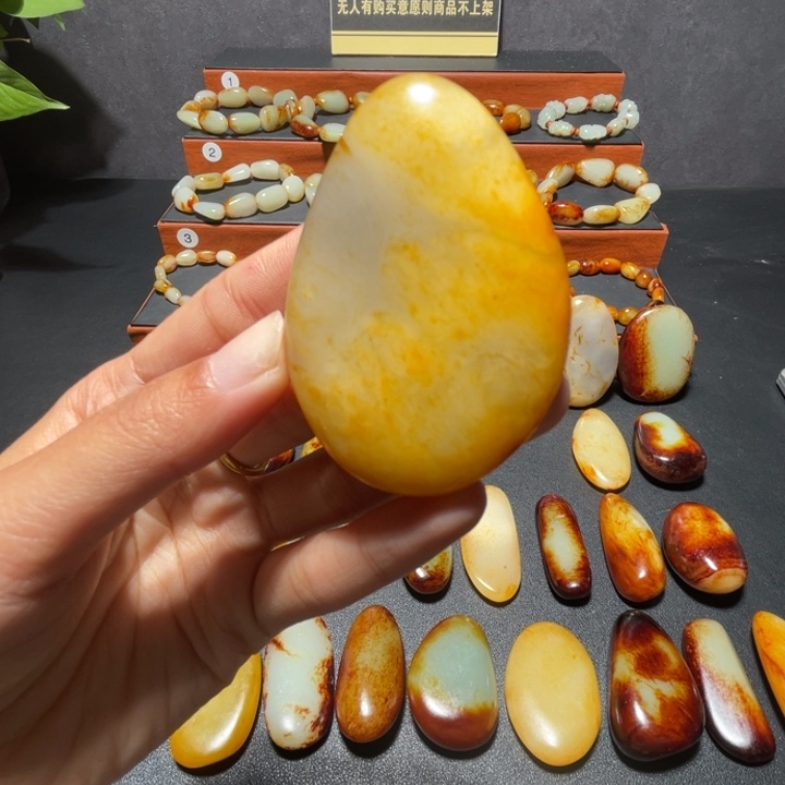 （***）和田玉未镶嵌颈饰