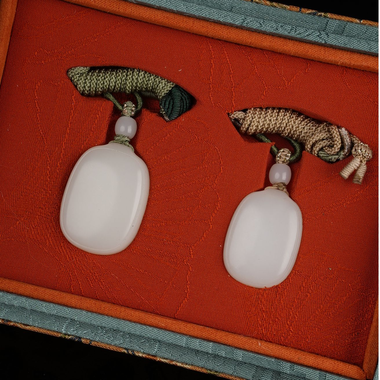 XX02749二十世纪和田玉无事牌对牌