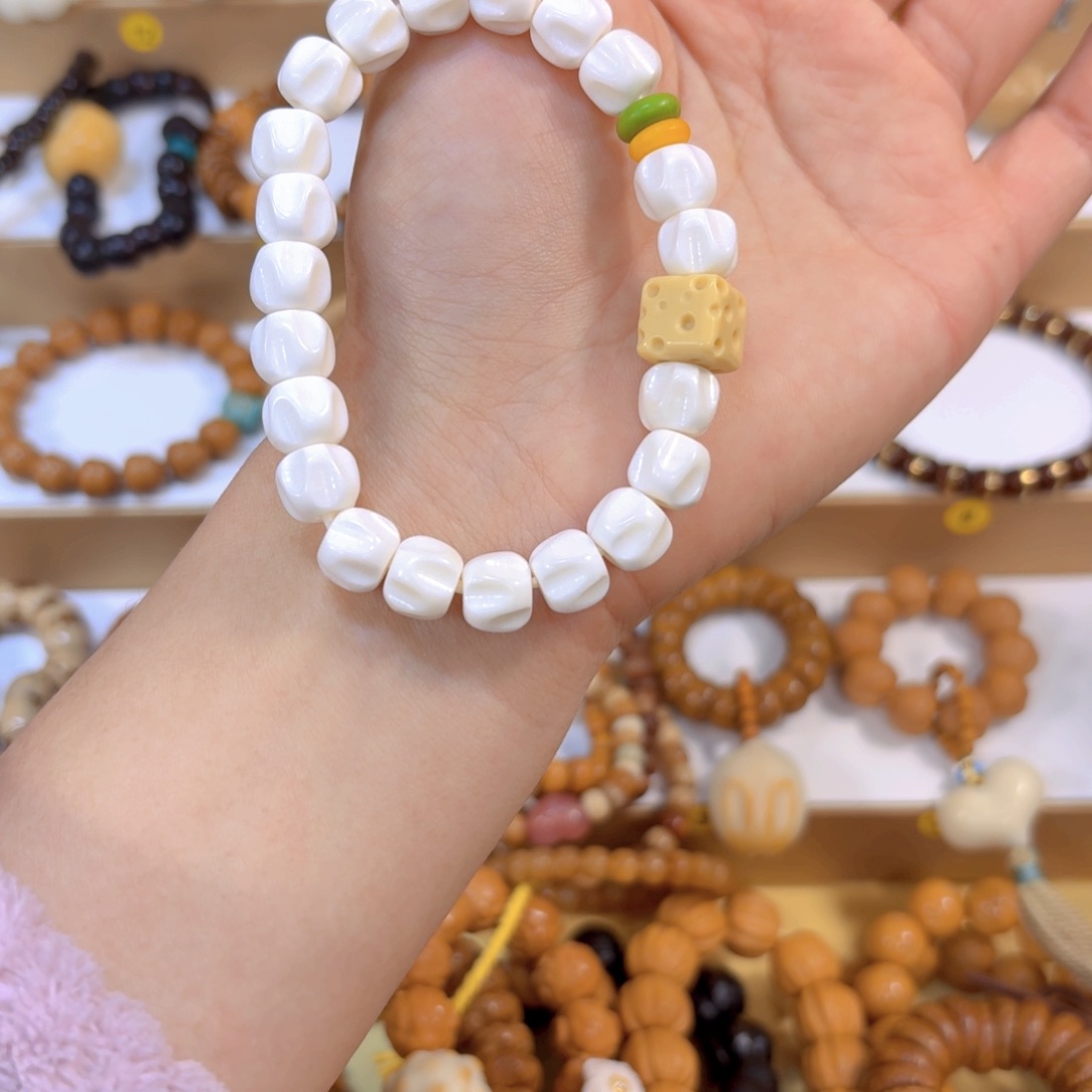 星月菩提吊坠骨骨百香奶酪