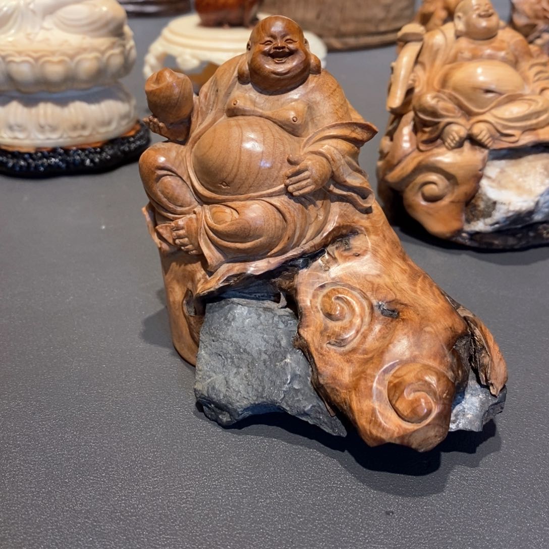 柏木（崖柏）大**简天然抱石弥勒佛手工雕刻