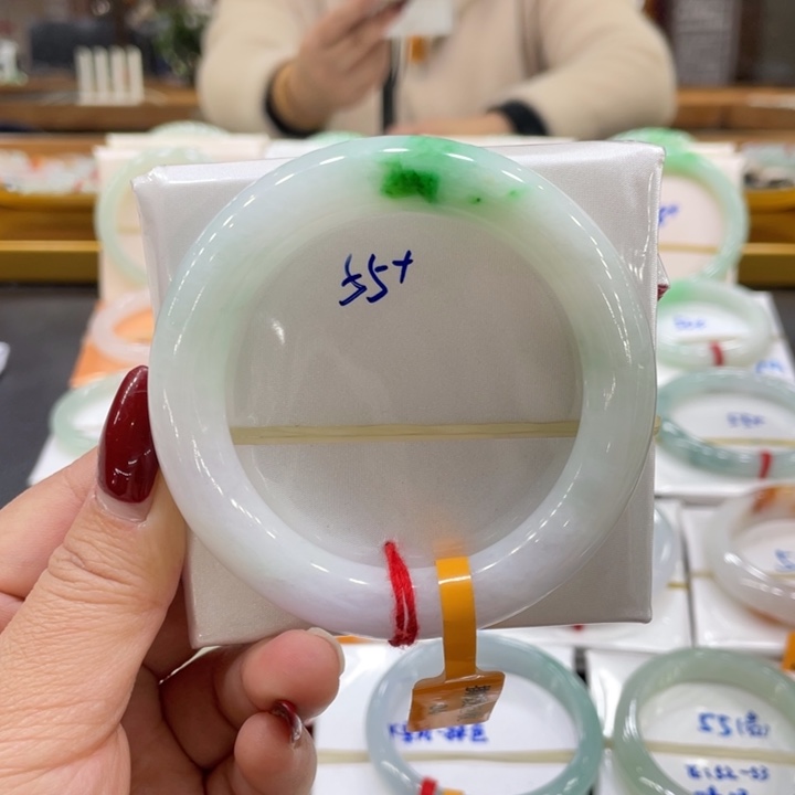翡翠手镯未镶嵌翡翠