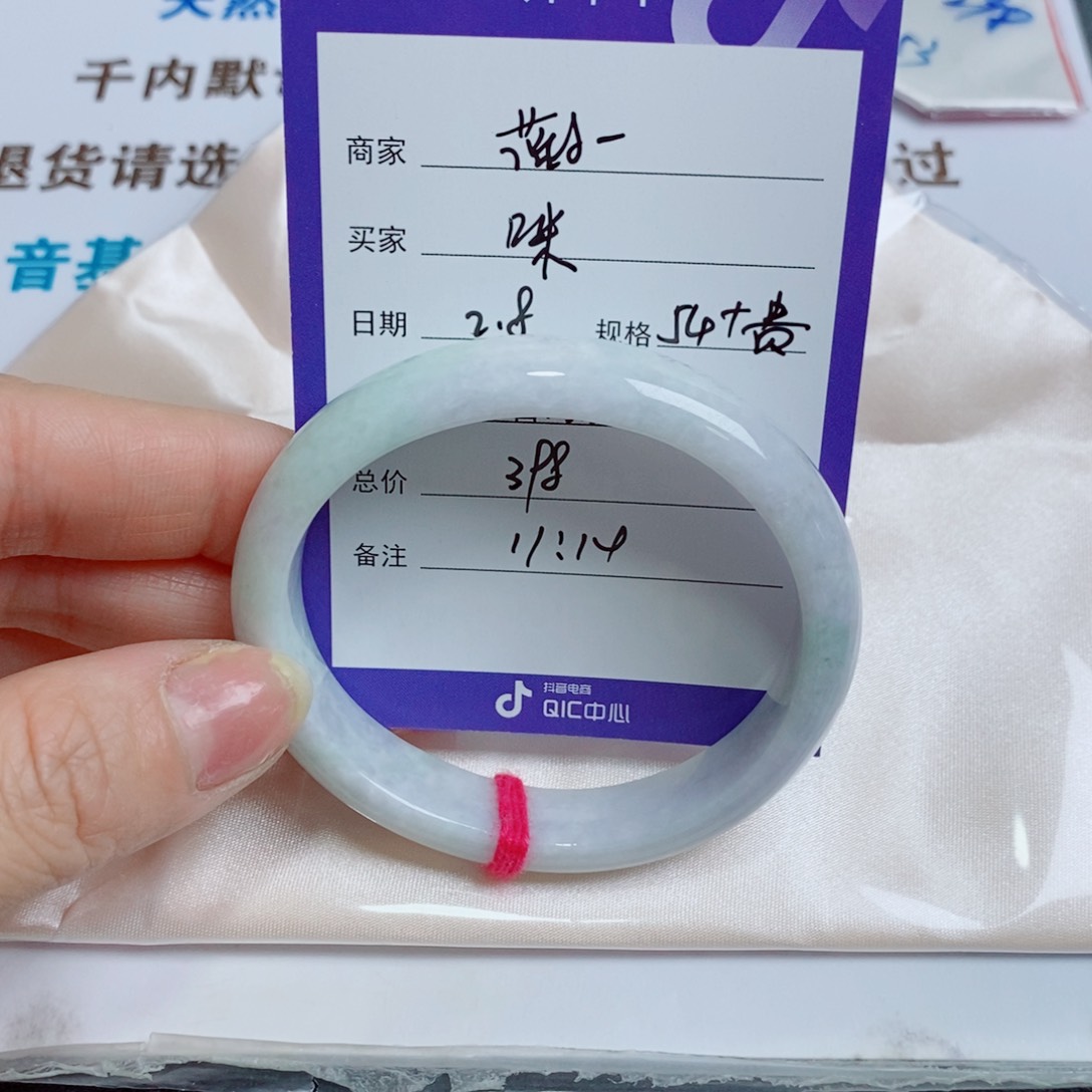 翡翠手镯未镶嵌?*翡翠手镯