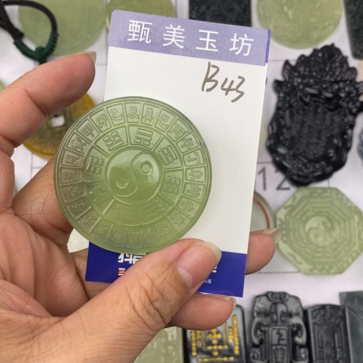 人***成岫玉未镶嵌颈饰挂件 