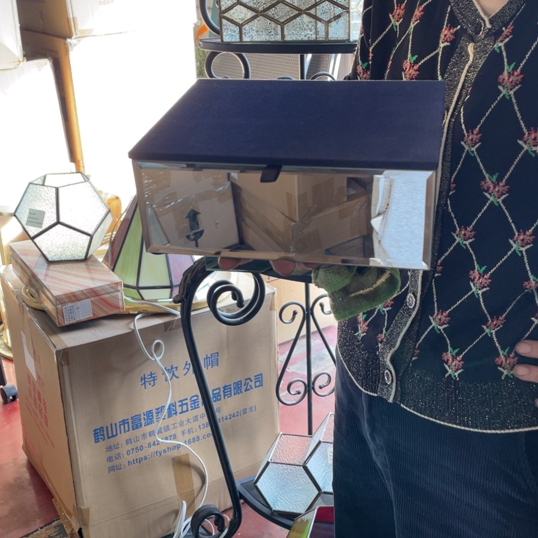 陶瓷花瓶，仿真绿植。