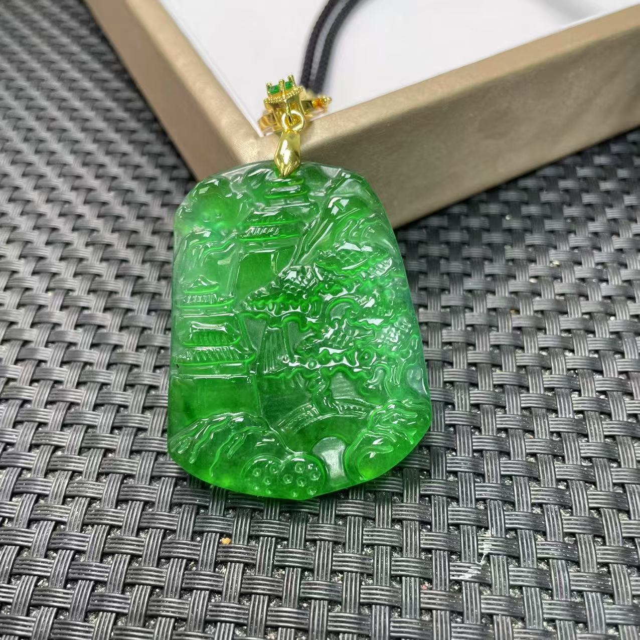 【大喜儿】透绿带绳山水牌吊坠-12WQ1450