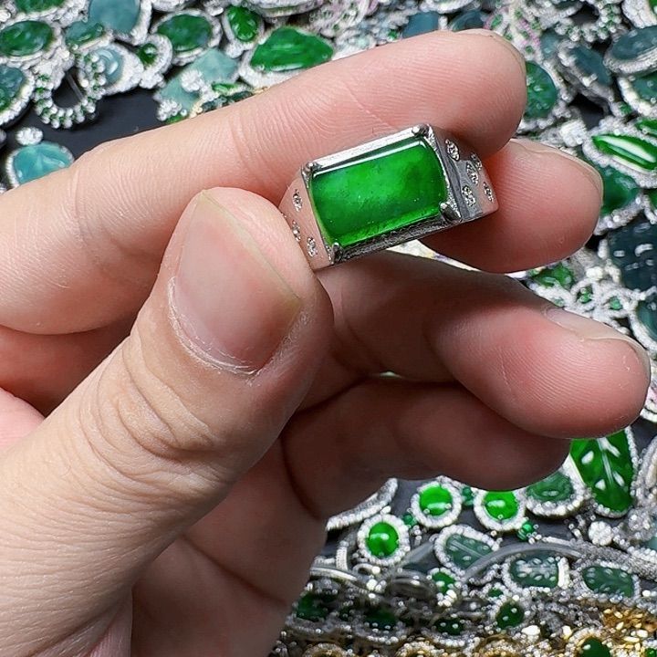 翡翠颈饰未镶嵌天然A货翡翠放漏