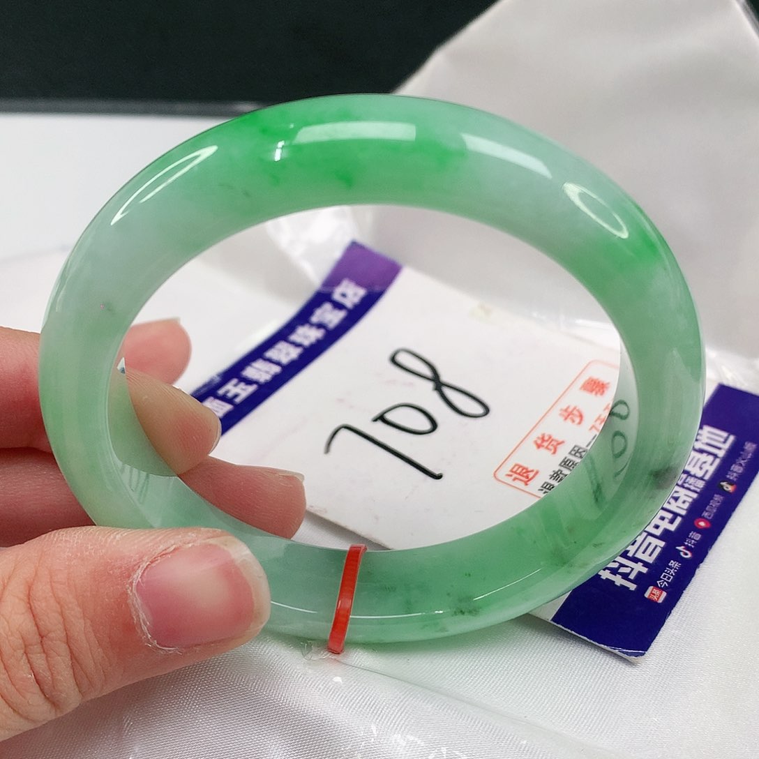 翡翠手镯未镶嵌翡翠