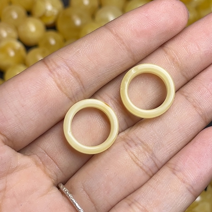 蜜蜡未镶嵌珠宝奇石满蜡白跑环一对微瑕