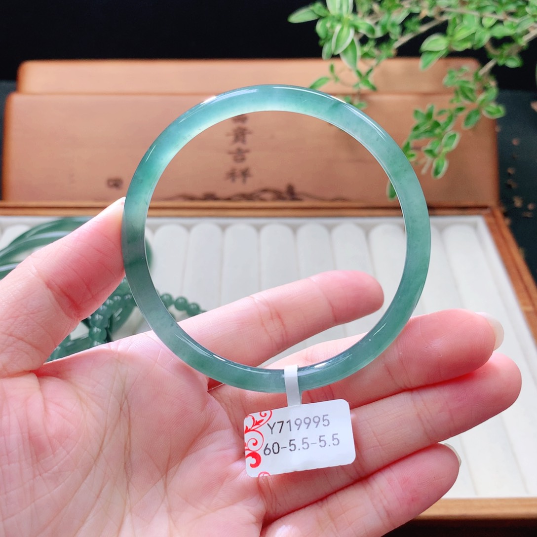 未镶嵌手镯（圆镯）翡翠