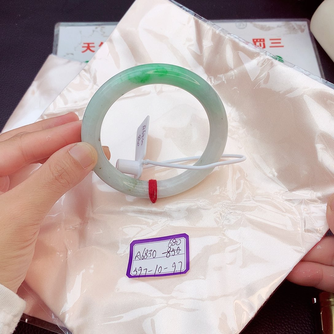 翡翠手镯未镶嵌吉****6翡翠