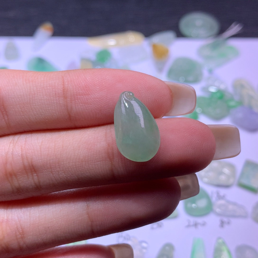 翡翠颈饰未镶嵌瓜