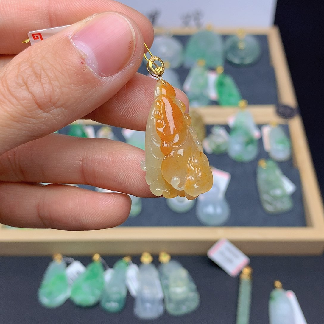 翡翠颈饰18K金镶嵌翡翠