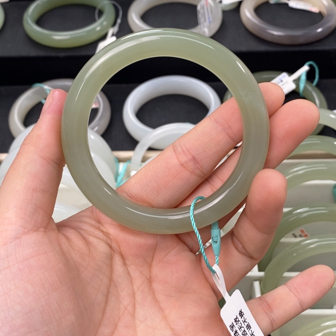 和田玉手镯未镶嵌56.57