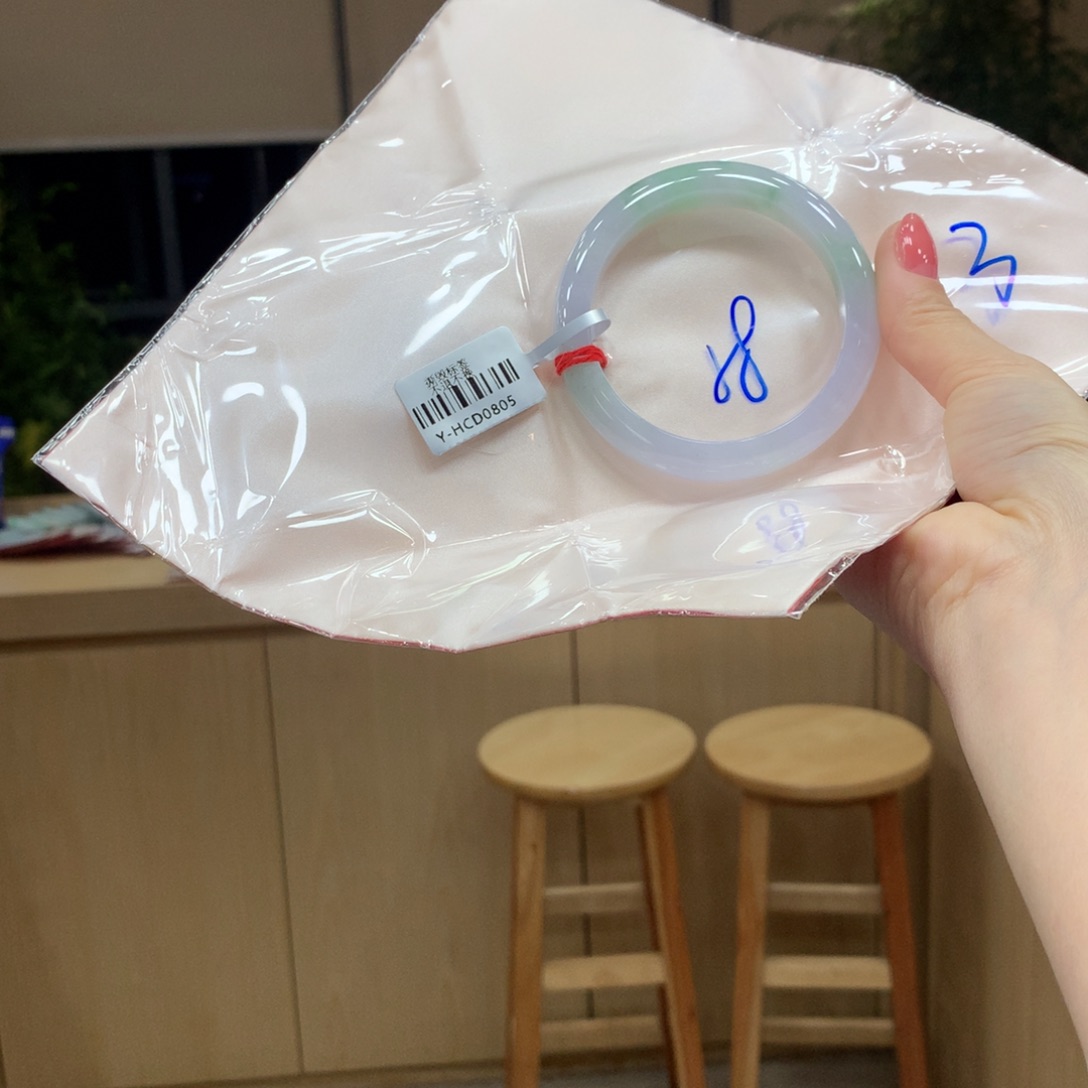 翡翠手镯未镶嵌不退不换