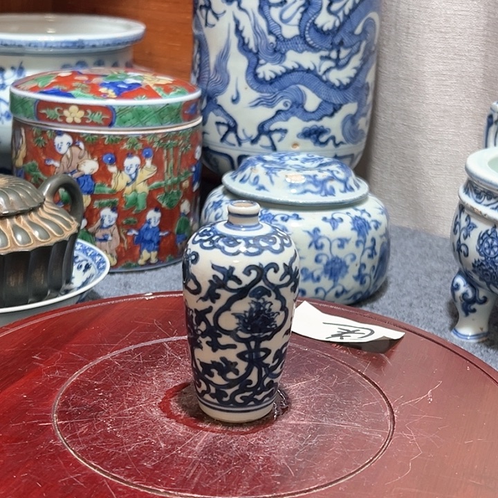 摆件瓷哈**士青花花卉纹饰小瓶子