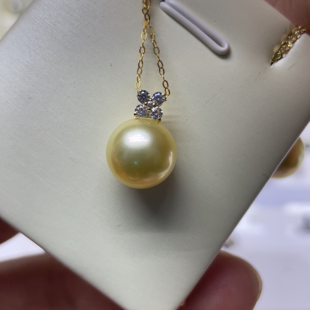 18K金镶嵌海水珍珠颈饰