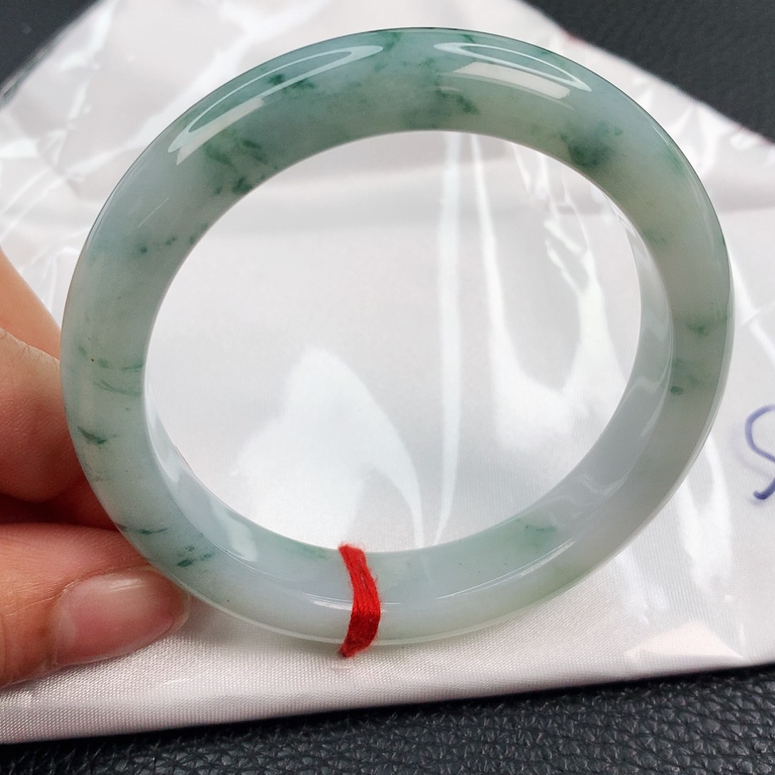 翡翠手镯未镶嵌…………..