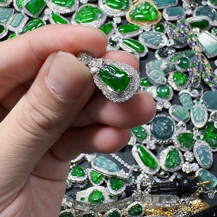 翡翠颈饰未镶嵌天然A货翡翠放漏