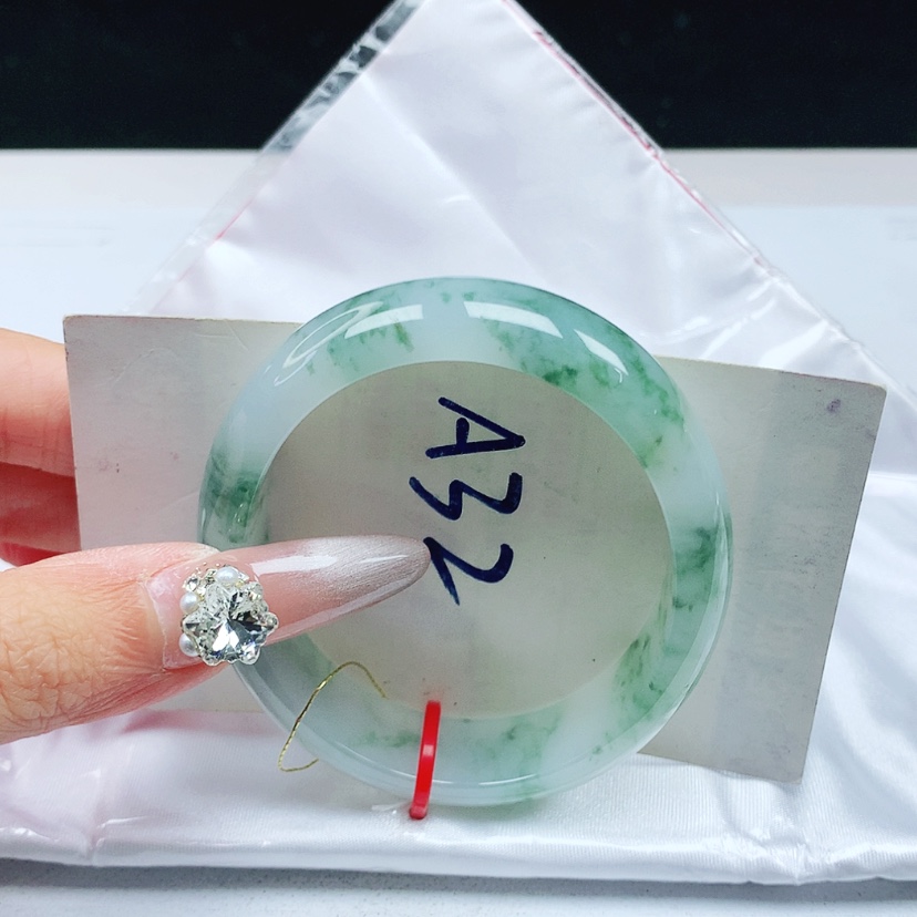 【闪购商品】翡翠手镯未镶嵌53.6贵妃