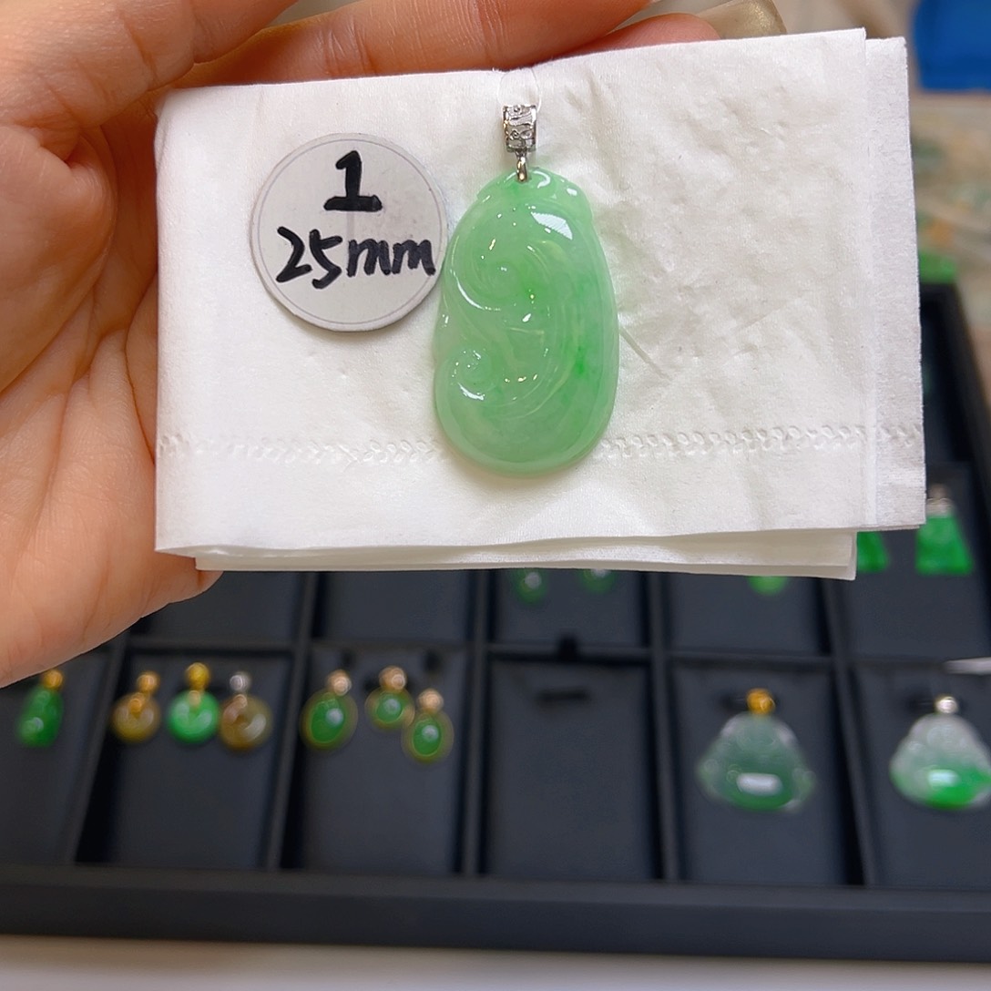 翡翠颈饰18K金镶嵌翡翠