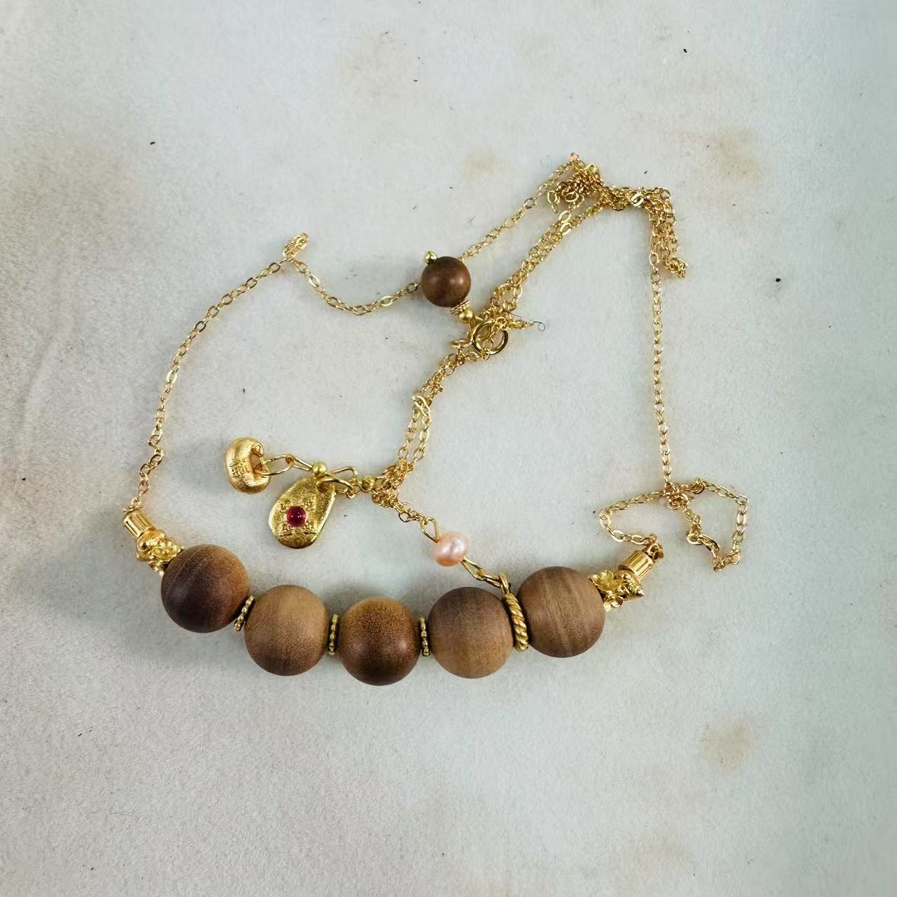 印度迈索尔老山檀香木脖挂高品质横纹黑肉1.0圆珠5颗配珍珠S925