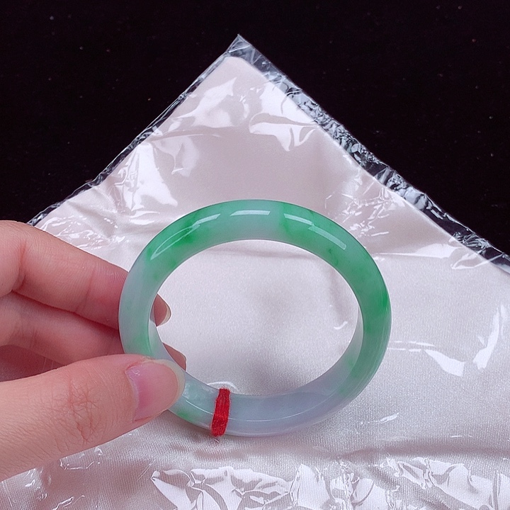 翡翠手镯未镶嵌翡翠