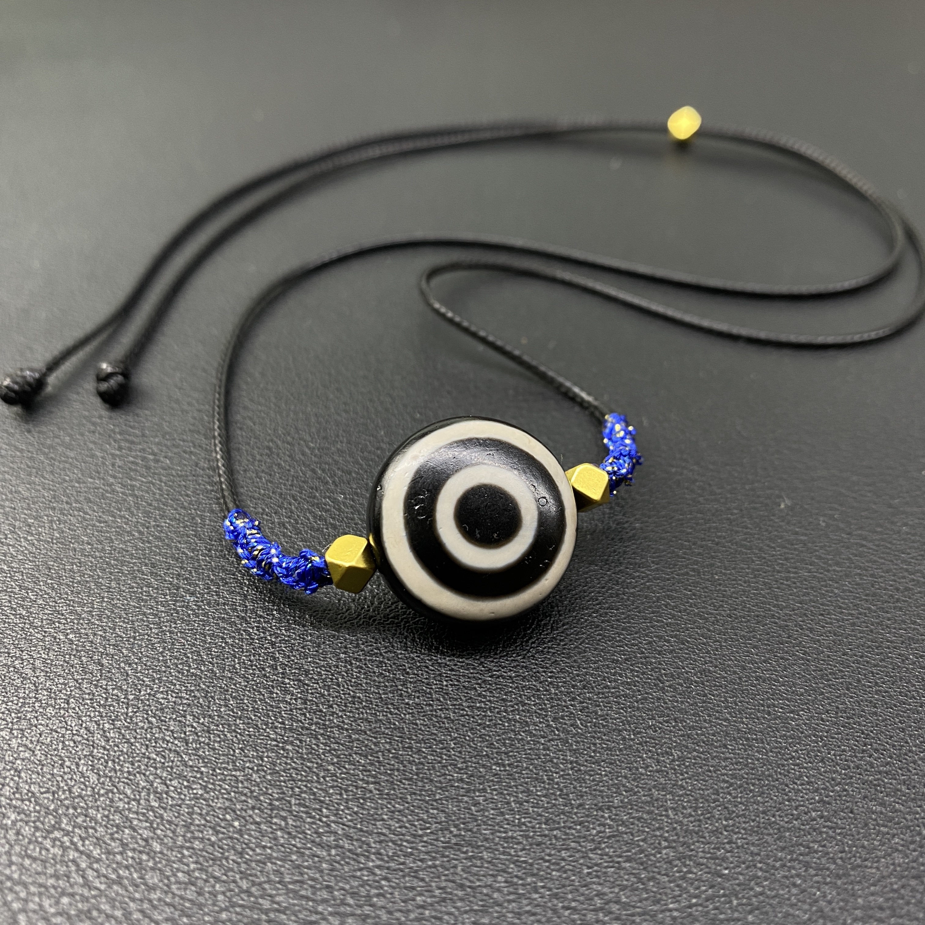 黑白双面羊板眼天珠玛瑙锁骨挂坠  尺寸约20*10mm
