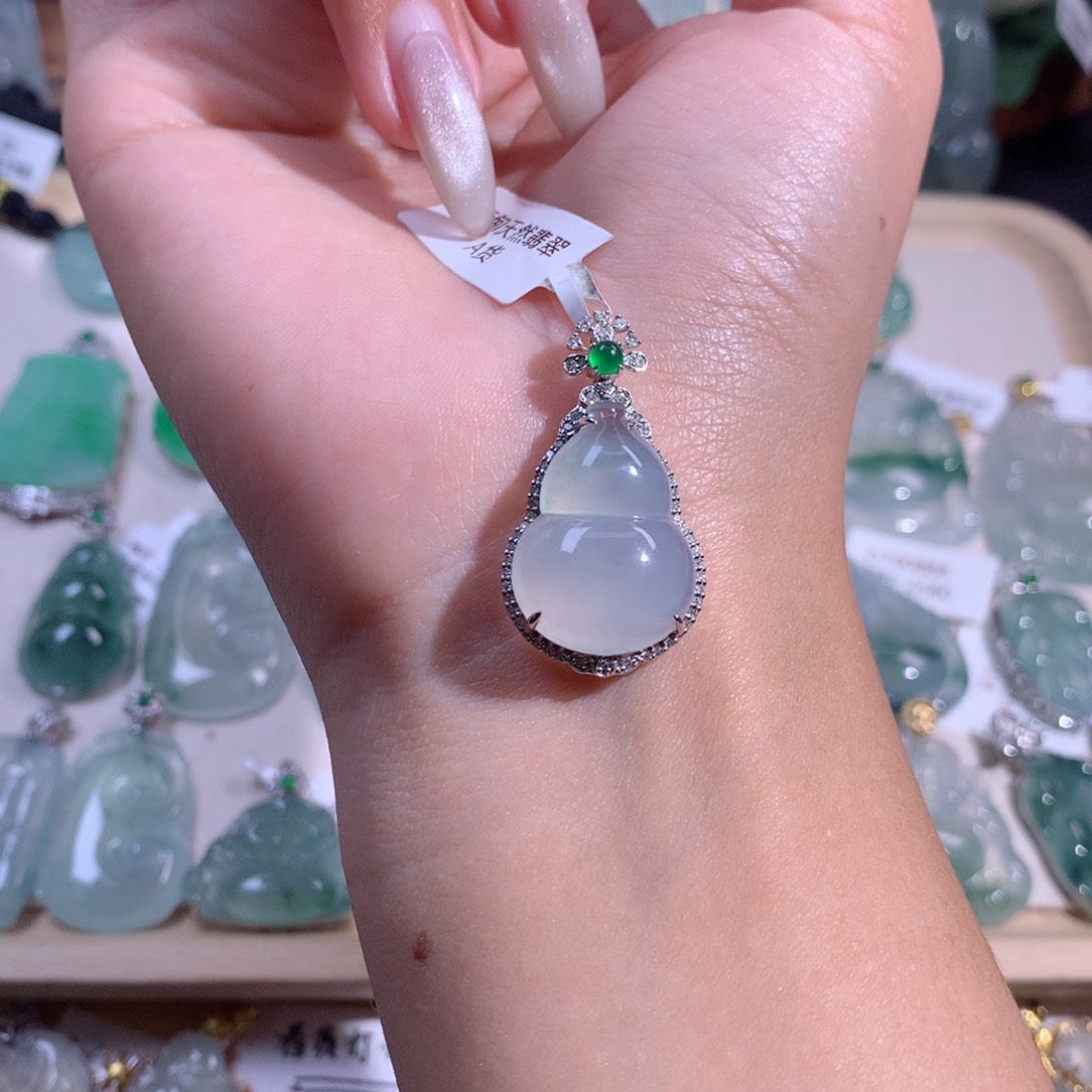 翡翠吊坠(不含链)18K金镶嵌