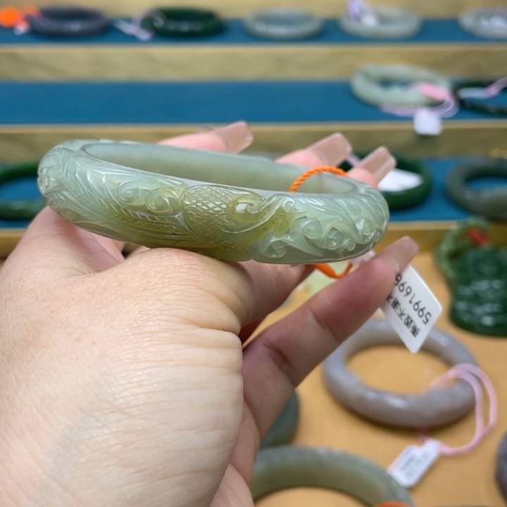 和田玉手镯61圈口。编号82未镶嵌