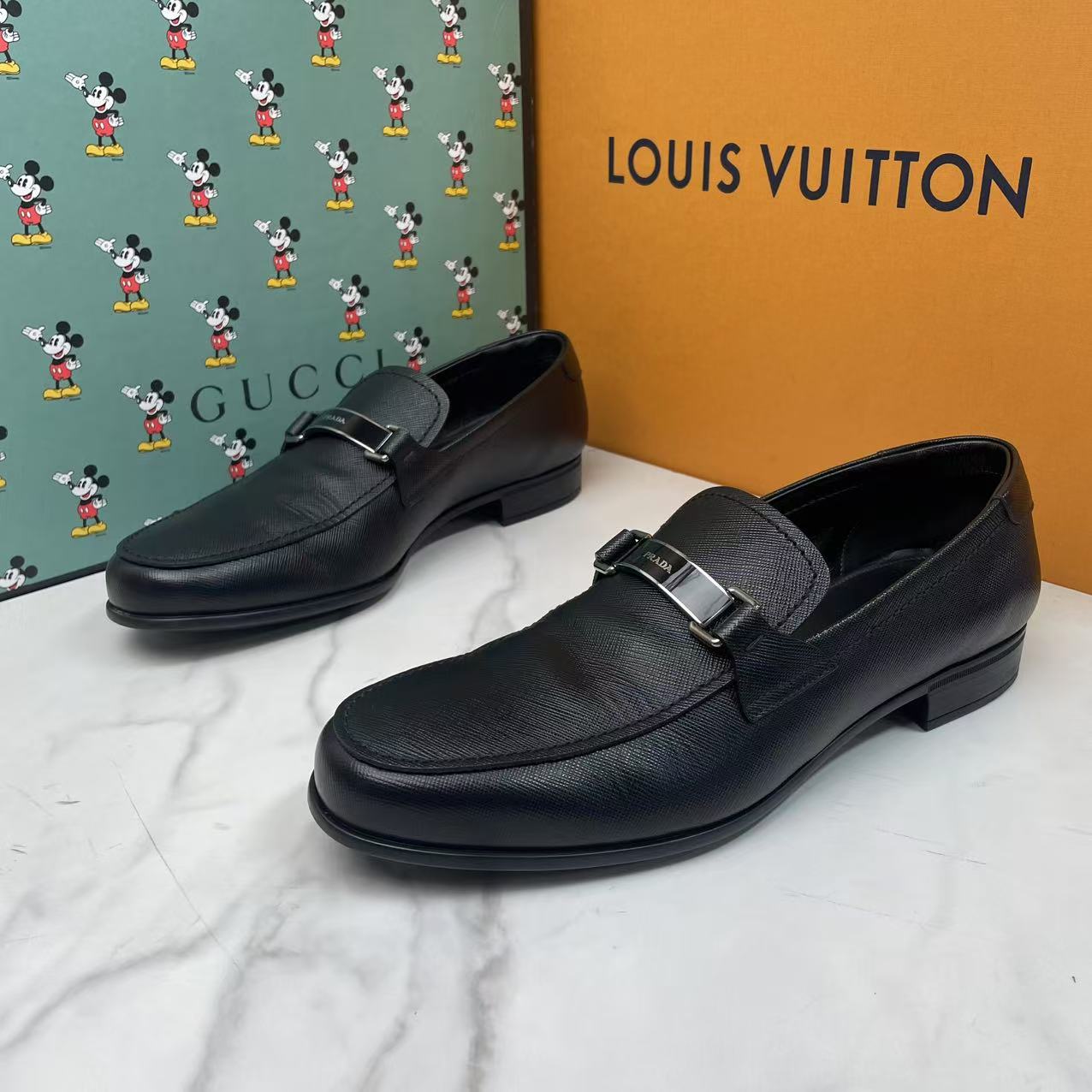 95新 Prada/普拉达 黑色荔枝纹小银扣潮流百搭舒适正装皮鞋/43码