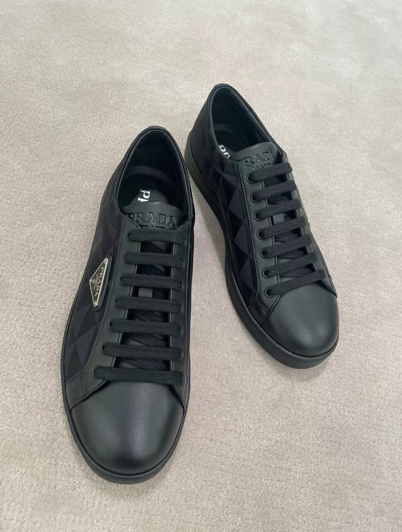 Prada/普拉达未使用男款黑色拼接经典三角标时尚低帮系带圆头板鞋