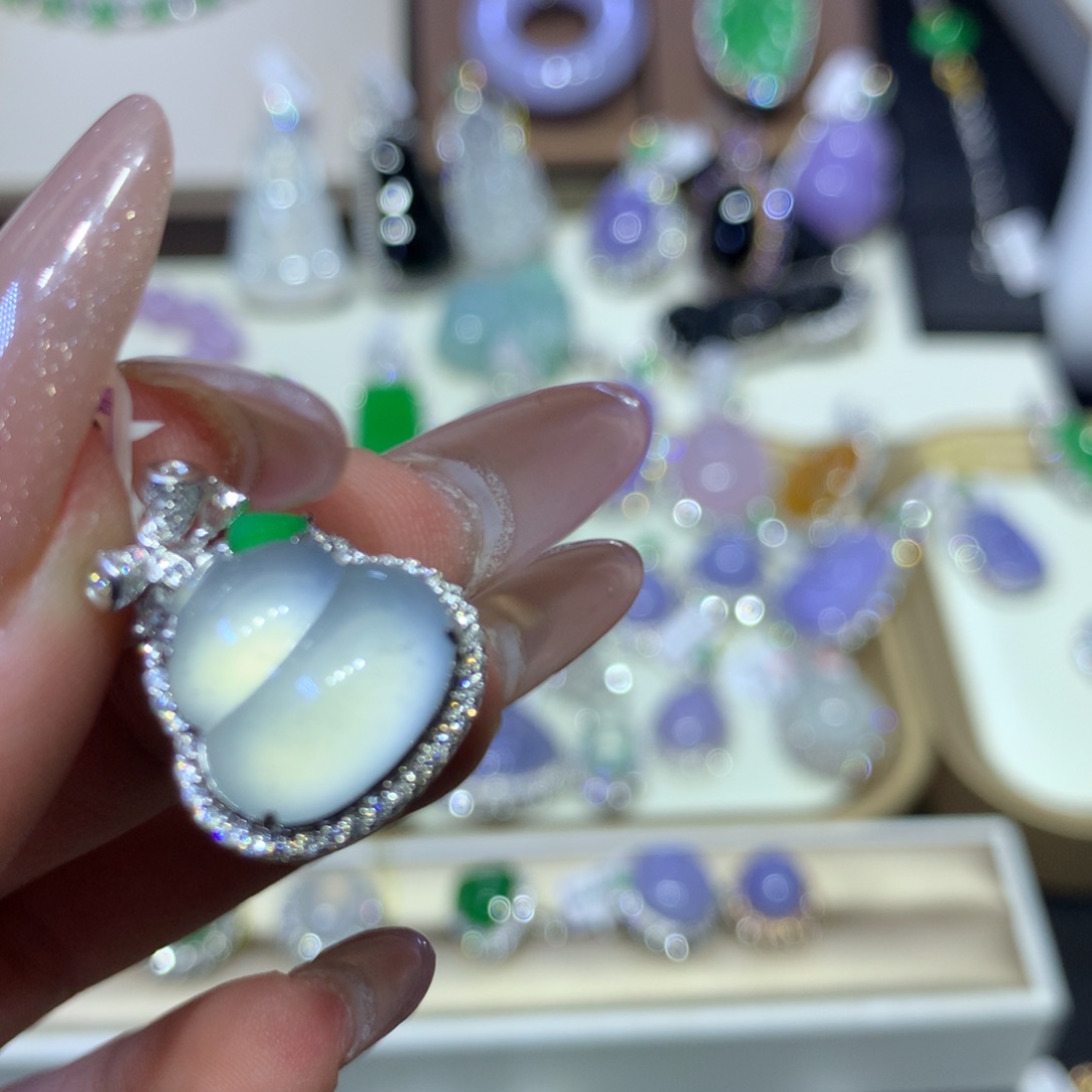 翡翠18K金镶嵌颈饰