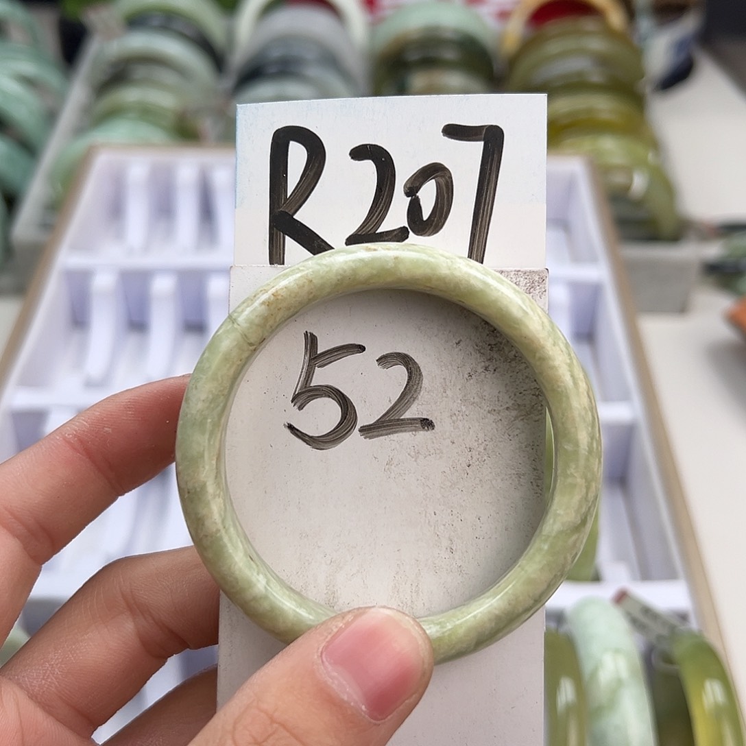 岫玉手镯未镶嵌天然岫玉微瑕，可以正常佩戴