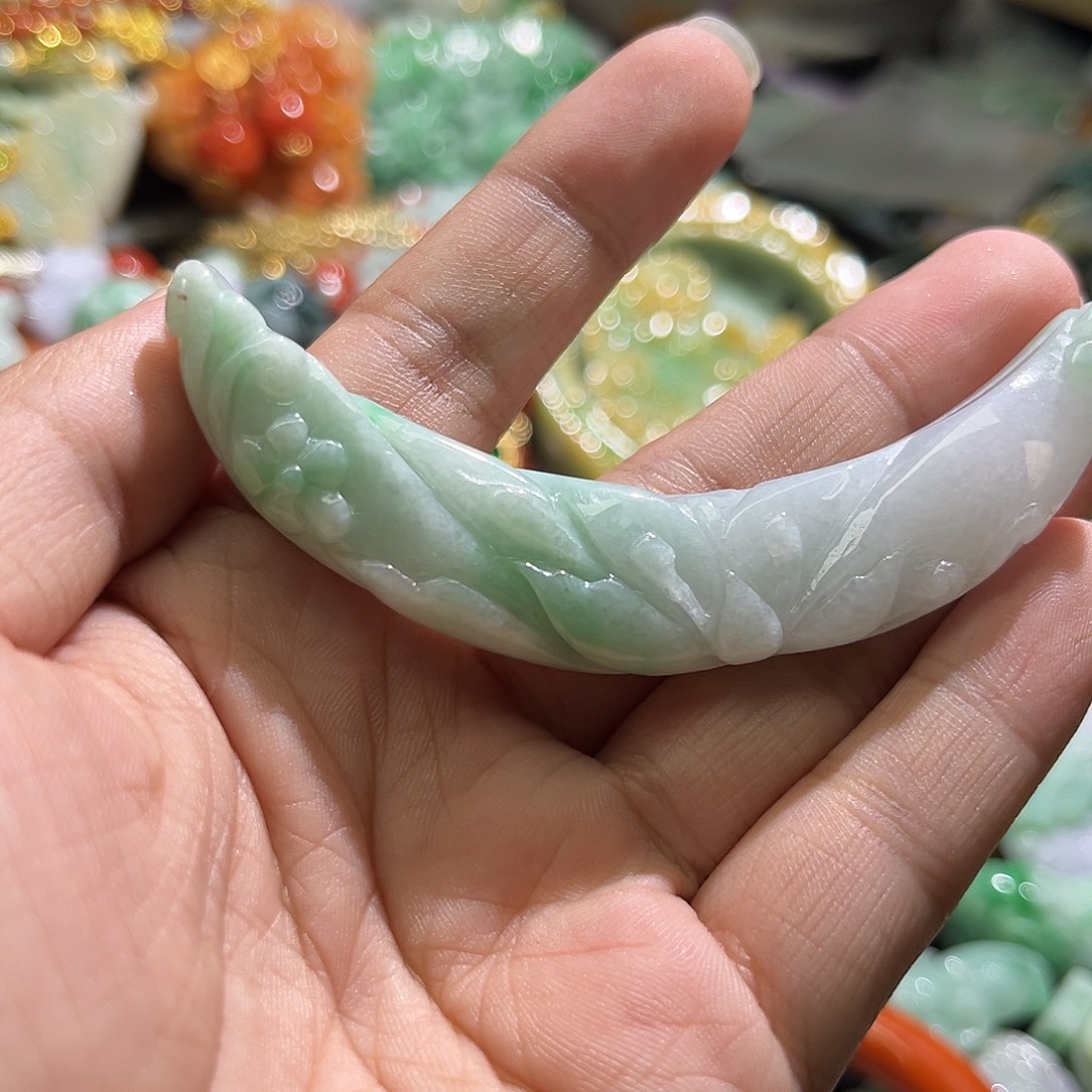翡翠未镶嵌颈饰待编织