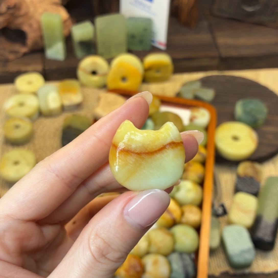 番***喵蛇纹石玉未镶嵌颈饰