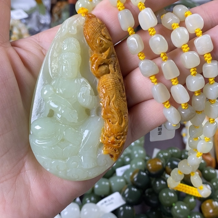 透闪石质玉挂件未镶嵌中****?