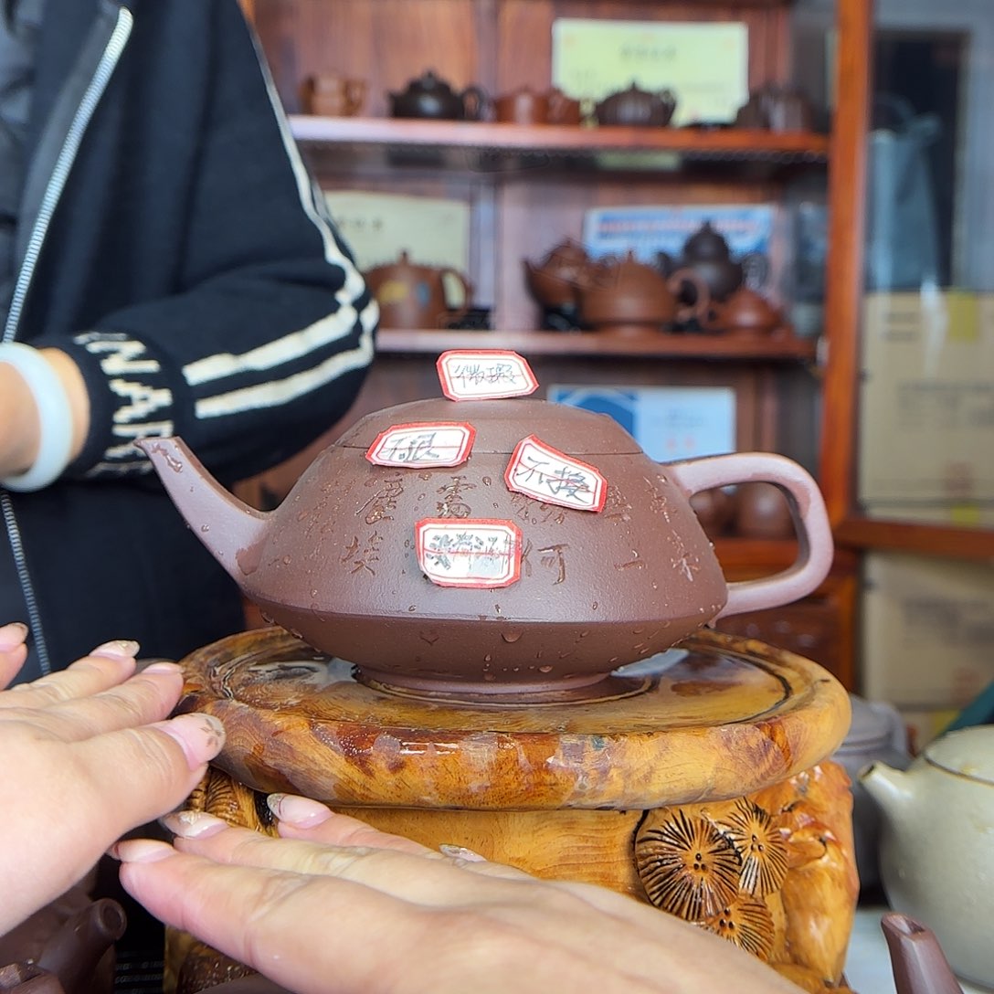 紫砂茶壶没有证书。不退不换。 微瑕