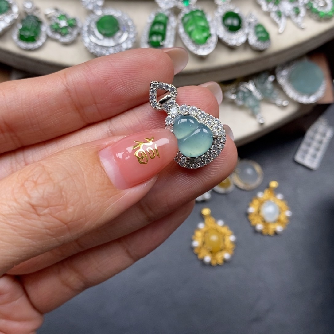 翡翠颈饰未镶嵌翡翠