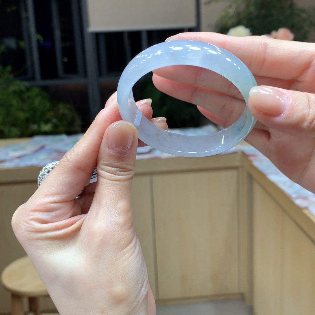 翡翠手镯未镶嵌不退不换