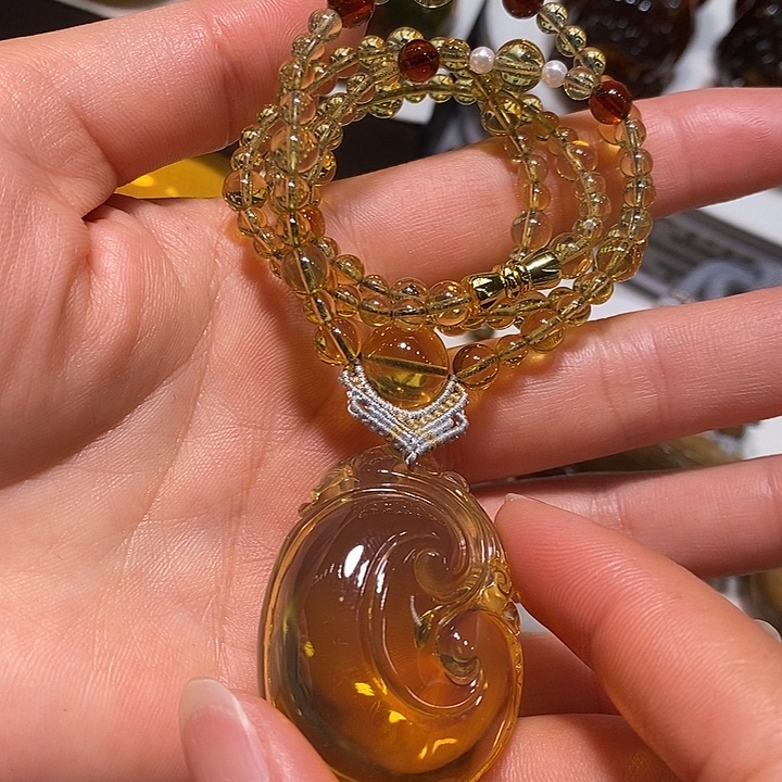 琥珀未镶嵌颈饰一套如意