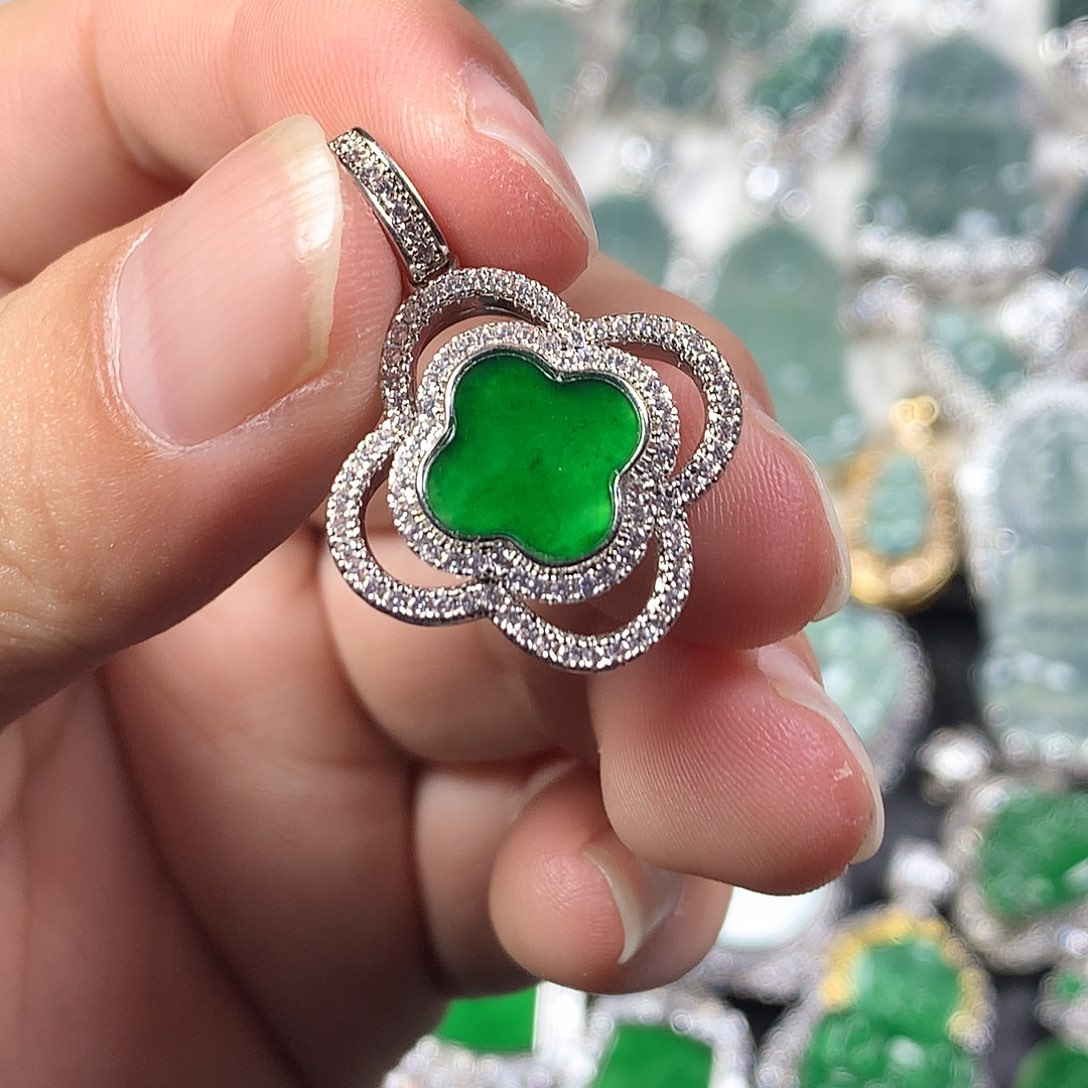 翡翠未镶嵌颈饰四叶草