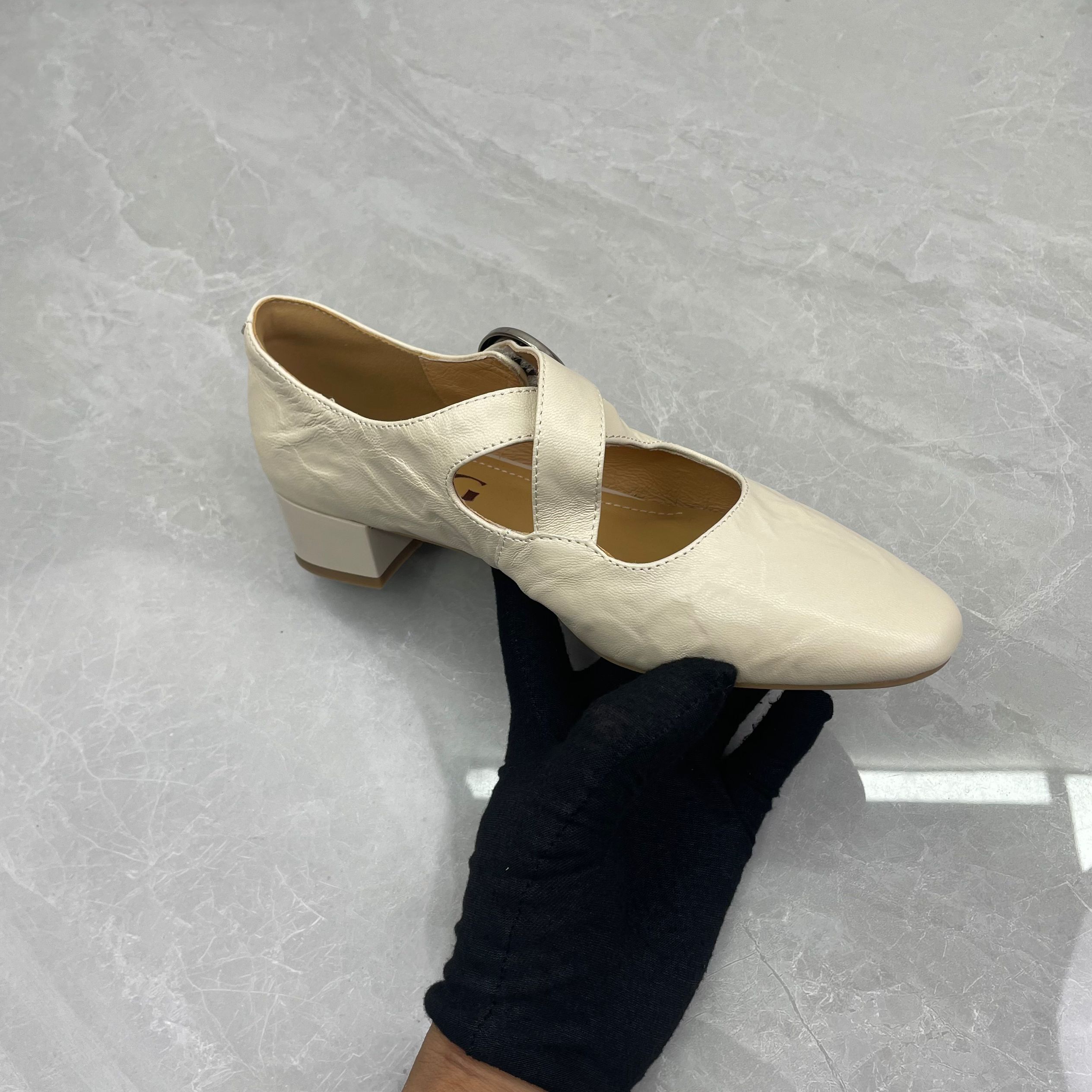 单鞋女 (羊皮)c-1357（孤品）d区37码