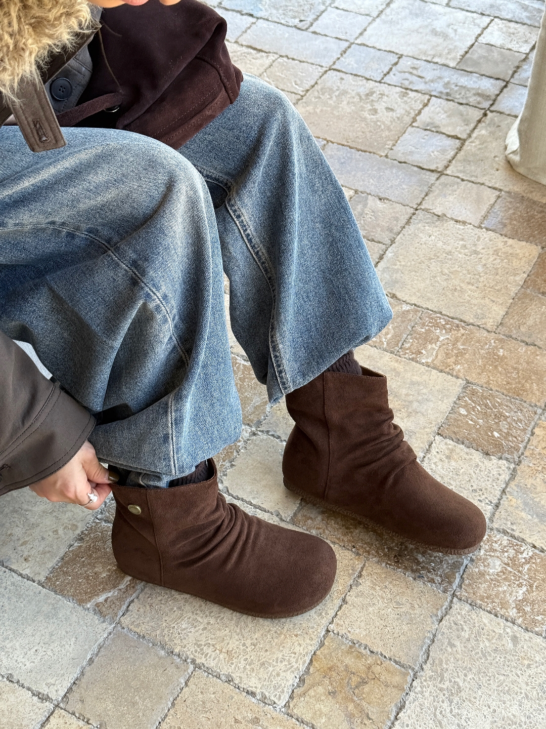 冬季新款平底马丁靴女棕色复古绒面显瘦机车靴褶皱勃肯短靴1980